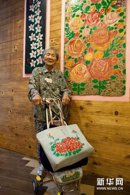 废弃物上的缤纷世界香港八旬婆婆举办个人画展